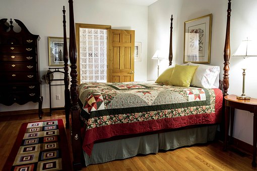 What Is The Difference Between A Quilt And A Comforter?